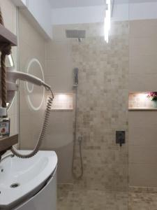 马马亚Aqua Marine Mamaia Summerland的带淋浴和盥洗盆的浴室