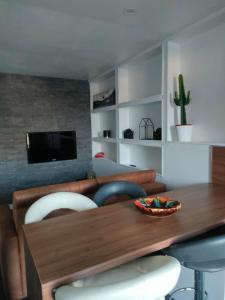 韦尼雪Le Petit Cocon - Parking privé - Lyon Sud的客厅配有桌椅和电视。