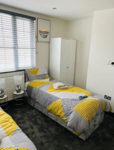 阿夫雷Wadhurst - Stunning 4 bed (all en-suite) house的一间卧室配有两张床和两张桌子