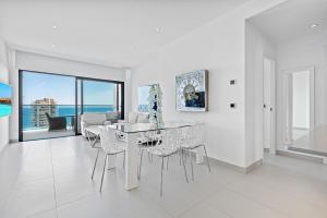 贝尼多姆Sunset Drive Resort Apartment 5-10 Poniente Beach的白色的用餐室配有桌椅