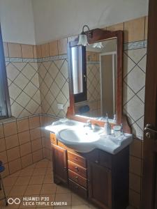 伯吉维奇Case vacanze Baglio Sances的一间带水槽和镜子的浴室