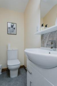 诺丁汉Cosy 2nd Floor Apartment - King Size Bed & Free Parking的白色的浴室设有卫生间和水槽。