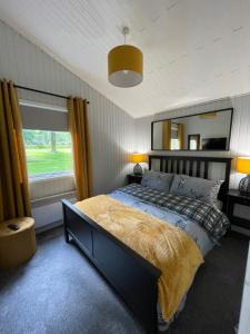 达农Cherry tree Lodge的一间卧室配有一张床和一面大镜子