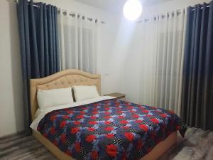 戈里察Sun& Relax Home的一间卧室配有一张带蓝色和红色毯子的床