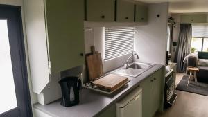 赫劳Vintage stacaravan Fereale Grou的厨房配有水槽和台面