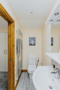 诺丁汉Spacious 2nd Floor Apartment - King Size Bed & Free Parking的白色的浴室设有卫生间和水槽。
