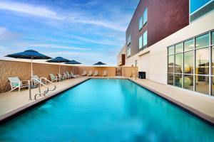 SpringHill Suites by Marriott Cottonwood内部或周边的泳池