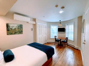 波士顿Copley House Extended Stay的一间卧室配有一张床和一张桌子