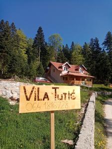 米特洛瓦克Vila Tutić Apartman 1 i Apartman 2的房屋前的小 ⁇ 读的标语