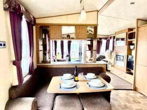 惠茨特布尔The Windermere的一间设有一张火车车厢桌子的餐厅