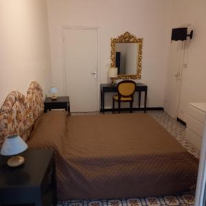 博纳索拉Curpi de Ma的一间卧室配有一张床、镜子和椅子