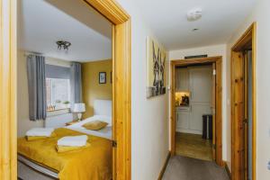 诺丁汉2 Bedroom Garden Apartment Near QMC, Tennis Centre & City的一间卧室配有一张黄色床罩的床