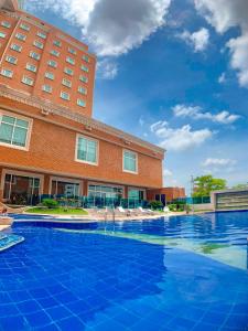 巴兰基亚Hotel Dann Carlton Barranquilla y Centro de Convenciones的大楼前的酒店游泳池