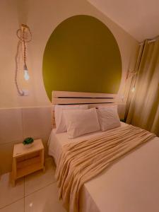 嘎林海斯港Vanilla的一间卧室设有一张黄色墙壁的大床