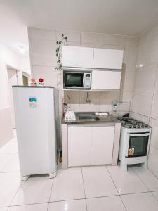 嘎林海斯港Vanilla的小厨房配有冰箱和微波炉。