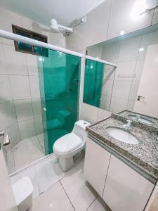 嘎林海斯港Vanilla的浴室配有卫生间、盥洗盆和淋浴。