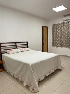 伊瓜苏Morada da Lua的卧室配有一张白色大床