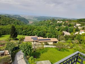 PeraroloLa casetta sui colli的享有房子的空中景色,上面设有太阳能电池板