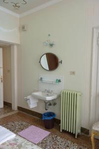 威尼斯佩希恩赛古索酒店的一间带水槽、镜子和散热器的浴室