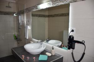Sinoikismós KámbosMadares Apartments Anopolis的一间带水槽和镜子的浴室
