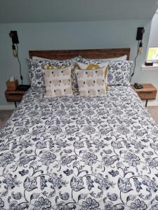 威廉堡Barra's Loft的一张带黑白棉被和枕头的床