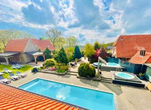 WachtumWellnesshotel Spabron的享有带游泳池的别墅的顶部景致