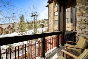 帕克城Arrowleaf Lodge - 3 Bed Condo #302的山景阳台(带椅子)