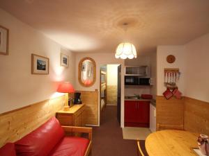 尚鲁斯Appartement Chamrousse, 2 pièces, 6 personnes - FR-1-549-53的客厅配有红色的沙发和桌子