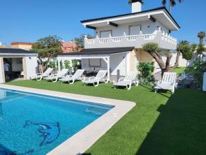 巴里亚纳DREAM HOUSE的一座带游泳池和房子的别墅
