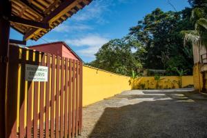特林达德普萨达卡恰达科酒店的黄色的栅栏,上面有标志