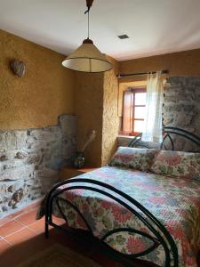 BubacesLuar no Xurés的一间卧室配有一张石墙床