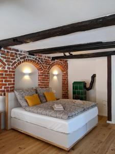 吕讷堡BacksteinFlair - LüneMitte的一间卧室设有砖墙和一张床