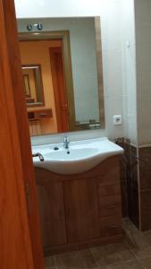 GolmayoVivienda Sierra de San Marcos的浴室设有白色水槽和镜子