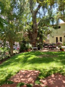 圣地亚哥Casa Tranquility的一个带树和野餐桌的院子