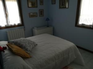 莫格罗APARTAMENTO PLAYA DE USIL的卧室设有2扇窗户,配有1张白色床