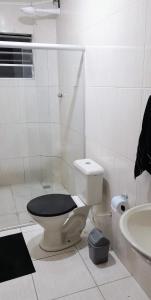 马卡埃Apto Aeroporto Macae的白色的浴室设有卫生间和水槽。