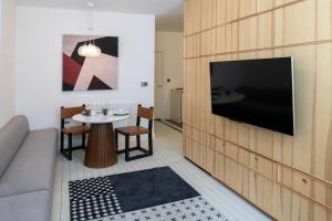 利物浦Trueman Court Luxury Serviced Apartments的客厅配有电视和桌子
