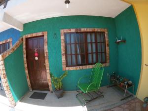 里约达欧特拉斯Vila da Drika的一间设有两扇门和绿色墙壁的房间