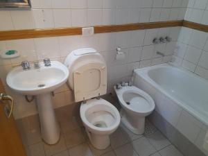 乌斯怀亚AzulTDF的一间带卫生间和水槽的浴室