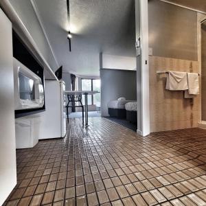 土乌巴Raceview Motor Inn的客房设有带电视的浴室和地板。