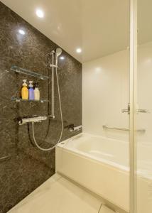 札幌札幌全日空皇冠假日酒店的带淋浴和浴缸的浴室