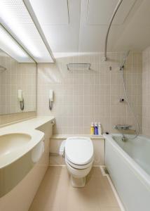 札幌札幌全日空皇冠假日酒店的浴室配有卫生间、浴缸和水槽。