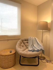 奥隆阿波CRIB 227: Modern Fresh Vibe Condo的一间带椅子、一盏灯和一扇窗户的房间