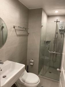 奥隆阿波CRIB 227: Modern Fresh Vibe Condo的带淋浴、卫生间和盥洗盆的浴室