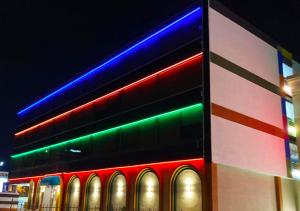 费城Philly Inn & Suites的建筑的侧面有五颜六色的灯光