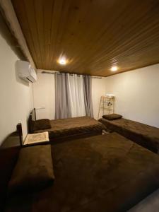 马达巴MiaDa’bia的一间卧室设有两张床,其中有梯子