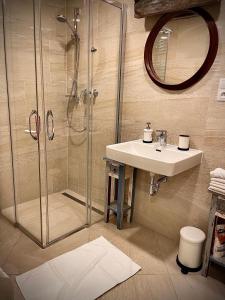 布拉格Harfa Apartment 30的带淋浴和盥洗盆的浴室