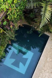 萨尔瓦多巴伊亚别墅酒店的一座拥有蓝色地板和植物的游泳池