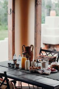 波高尔宾卡萨拉维纳维拉斯浦克尔兵酒店的桌子上面有食物和饮料