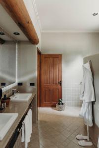 波高尔宾卡萨拉维纳维拉斯浦克尔兵酒店的一间带水槽和淋浴的木门浴室
